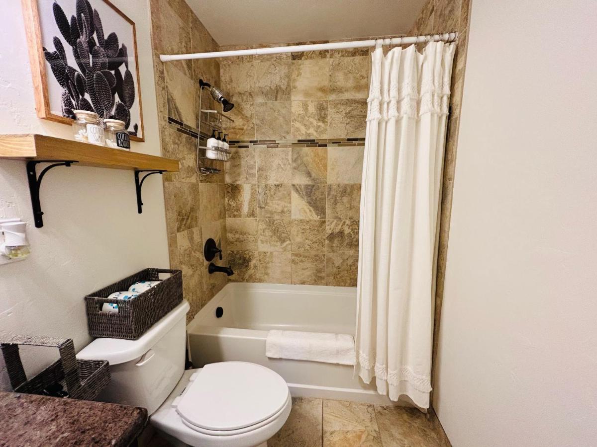 Home Sweet Idahome, Feels Like Home With All The Decor You Wish You Could Afford King Bed In Master, Fully Fenced Dog Friendly Yard, A Few Blocks From Bsu And Downtown Boise, Your Perfect Stay! Ngoại thất bức ảnh